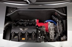 Motorraum des Hybrid Democar von GETRAG und BOSCH