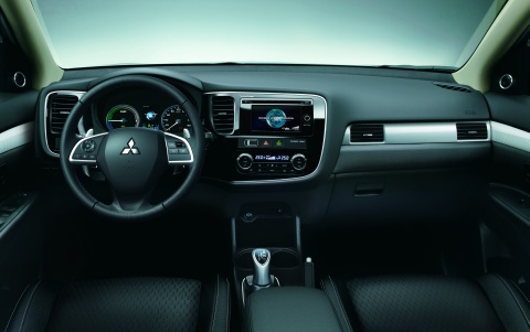 Innenraum des Mitsubishi Outlander Plug-In Hybrid 2014