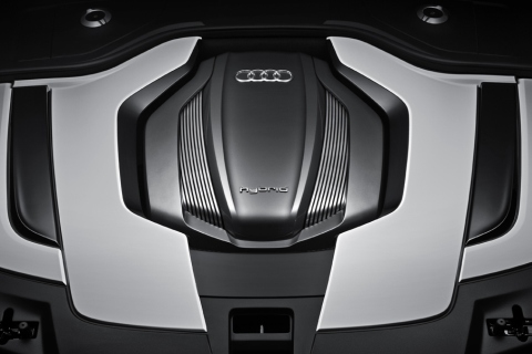 Motorraum des Audi A8 Hybrid 2010