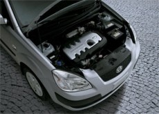 Motorraum des Kia Rio Hybrid 2007