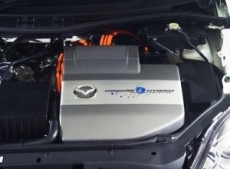 Motorraum des Wasserstofffahrzeug Mazda Premacy Hydrogen RE Hybrid 2007
