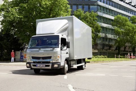 Brennstoffzellen-Hybrid Bus Mercedes-Benz Fuso Canter Eco Hybrid 2012