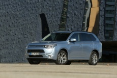 Mitsubishi Plug-In Hybrid Outlander 2014