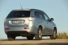 Heckansicht Plug-In Hybrid Outlander 2014