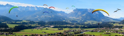 Urlaub in den deutschen Alpen und ohne CO2-Belastung durch die Lüfte schweben - so sieht nachhaltiger Urlaub heute aus.