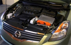 Motorraum des Nissan Altima Hybrid 2007